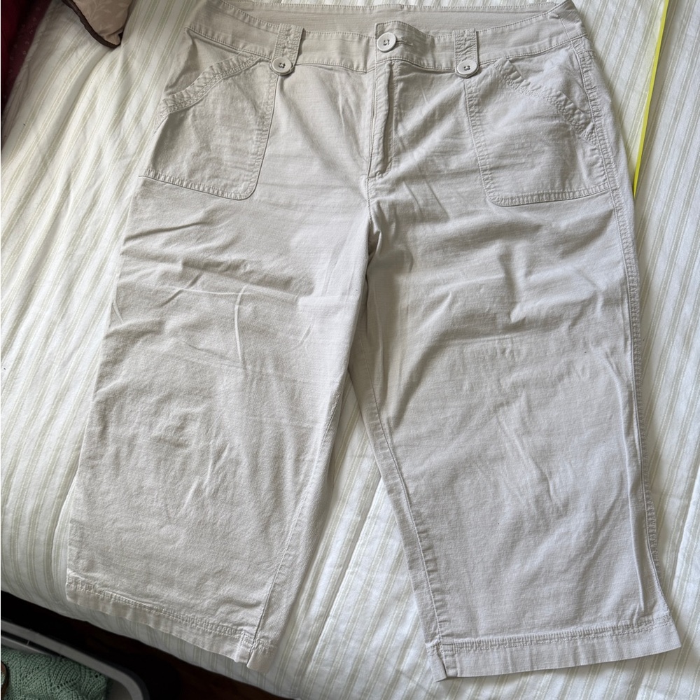 Lightweight capri.